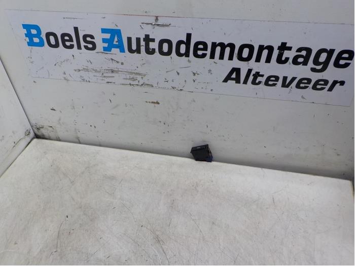 Begagnade ESP-brytare BMW 7 serie (E38) 728iA,iA Executive 24V Pris € 10,00 Marginaltabell erbjuds av Boels Autodemontage