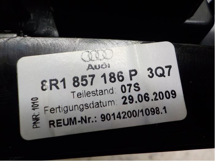 Embellecedor salpicadero de un Audi Q5 (8RB) 2.0 TFSI 16V Quattro 2009