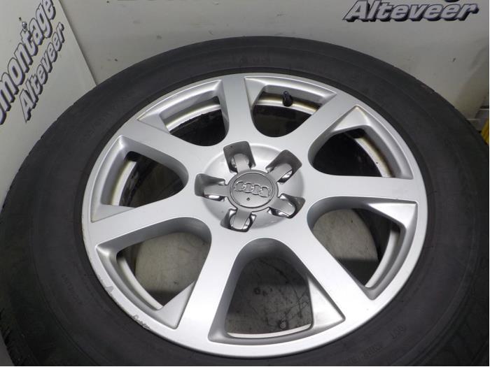 Wheel + winter tyre from a Audi Q5 (8RB) 2.0 TFSI 16V Quattro 2009