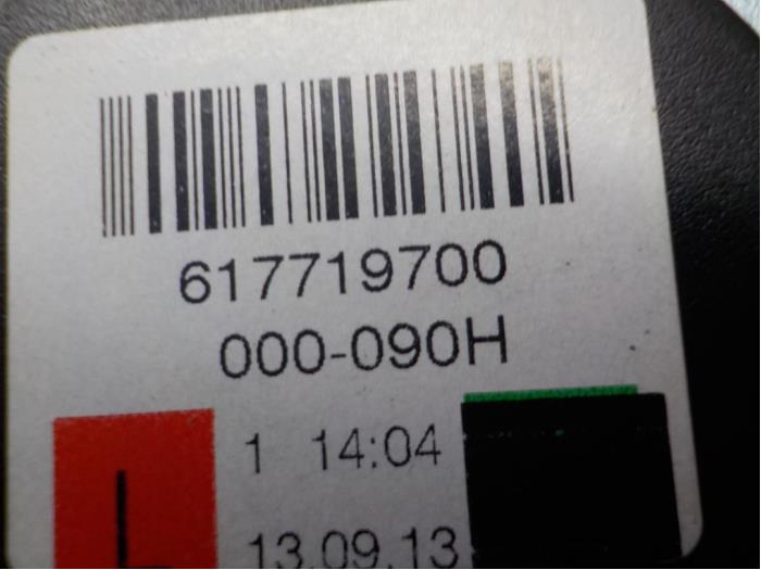 Pas bezpieczenstwa lewy tyl z Skoda Superb Combi (3TAC/TAF) 2.0 TDI 16V 2013