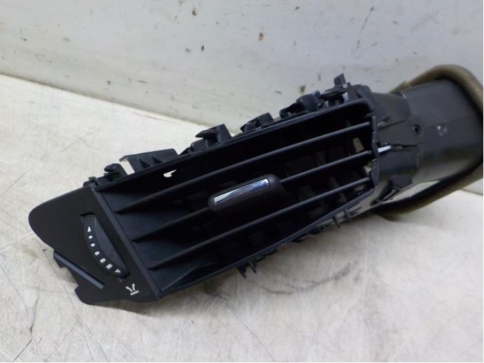 Dashboard vent from a Opel Astra J Sports Tourer (PD8/PE8/PF8) 1.7 CDTi 16V 2011