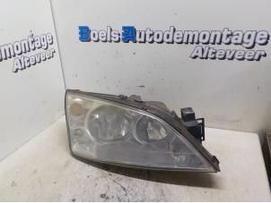 Używane Reflektor prawy Ford Mondeo III Wagon 2.0 TDCi 130 16V Cena € 35,00 Procedura marży oferowane przez Boels Autodemontage