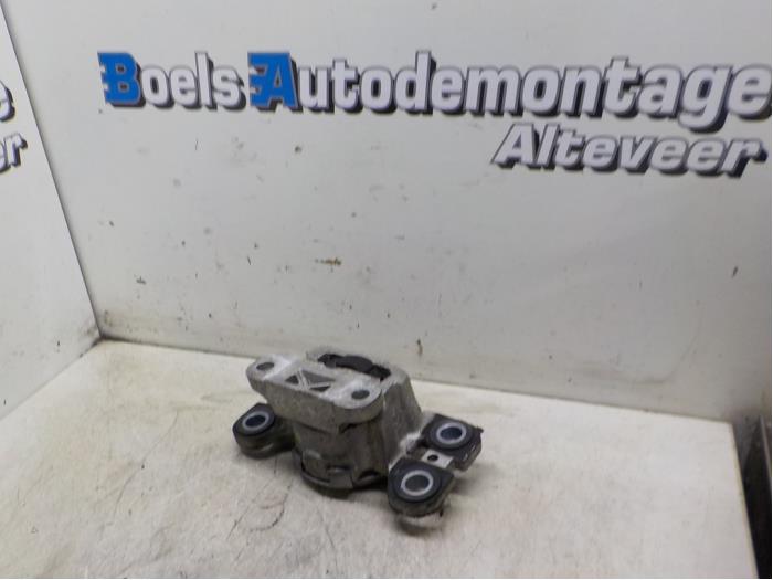 Engine mount from a Volvo V70 (BW) 2.4 D 20V 2009