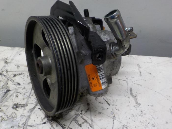 Power steering pump from a Citroën Nemo (AA) 1.4 HDi 70 2011