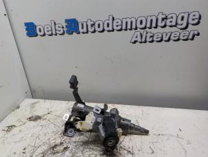 Used Ignition lock + key Toyota Yaris II (P9) 1.3 16V VVT-i Price on request offered by Boels Autodemontage