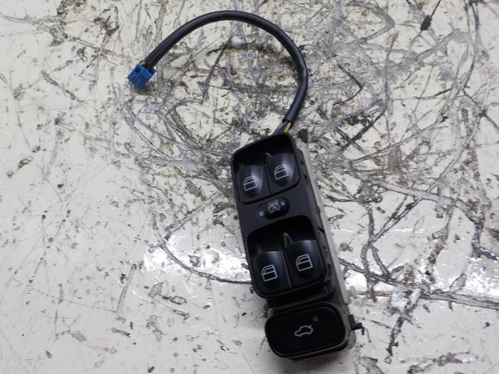 Usados Interruptor combinado de ventanillas Mercedes C (W203) 1.8 C-180K 16V Precio € 20,00 Norma de margen ofrecido por Boels Autodemontage