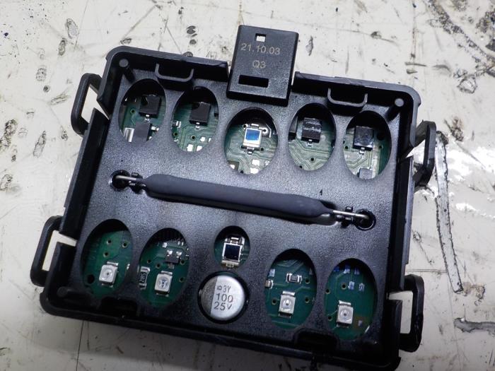 Begagnade Regnsensor Mercedes C (W203) 1.8 C-180K 16V Pris € 30,00 Marginaltabell erbjuds av Boels Autodemontage