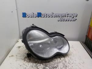 Used Headlight, right Mercedes C (W203) 1.8 C-180K 16V Price € 35,00 Margin scheme offered by Boels Autodemontage