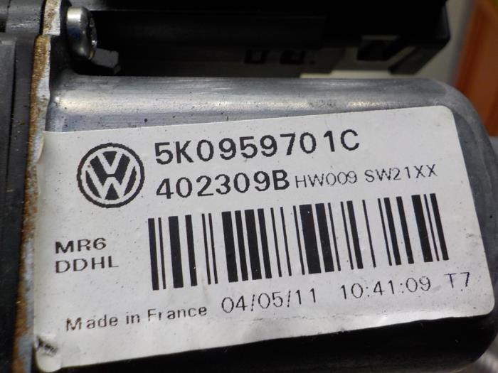 Door window motor from a Volkswagen Golf VI (5K1) 2.0 TSI R 16V 4Motion 2011