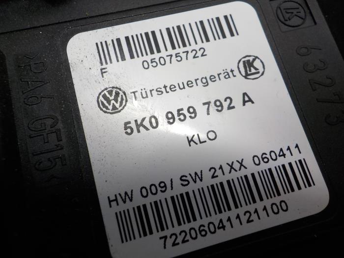 Silnik szyby drzwiowej z Volkswagen Golf VI (5K1) 2.0 TSI R 16V 4Motion 2011