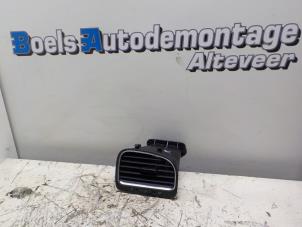 Używane Kratka wentylacyjna deski rozdzielczej Volkswagen Golf VI (5K1) 2.0 TSI R 16V 4Motion Cena € 20,00 Procedura marży oferowane przez Boels Autodemontage