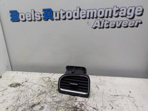 Używane Kratka wentylacyjna deski rozdzielczej Volkswagen Golf VI (5K1) 2.0 TSI R 16V 4Motion Cena € 20,00 Procedura marży oferowane przez Boels Autodemontage