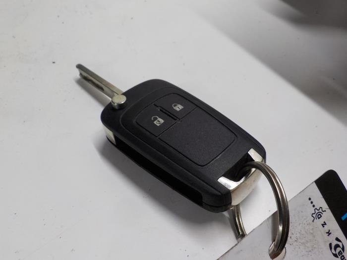 Ignition lock + key from a Opel Meriva 1.4 Turbo 16V ecoFLEX 2011