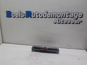 Begagnade Nödbelysningsbrytare Peugeot 308 (4A/C) 1.6 VTI 16V Pris € 15,00 Marginaltabell erbjuds av Boels Autodemontage