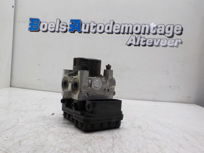 Begagnade ABS-pump Toyota RAV4 (A2) 2.0 16V VVT-i 4x4 Pris € 50,00 Marginaltabell erbjuds av Boels Autodemontage
