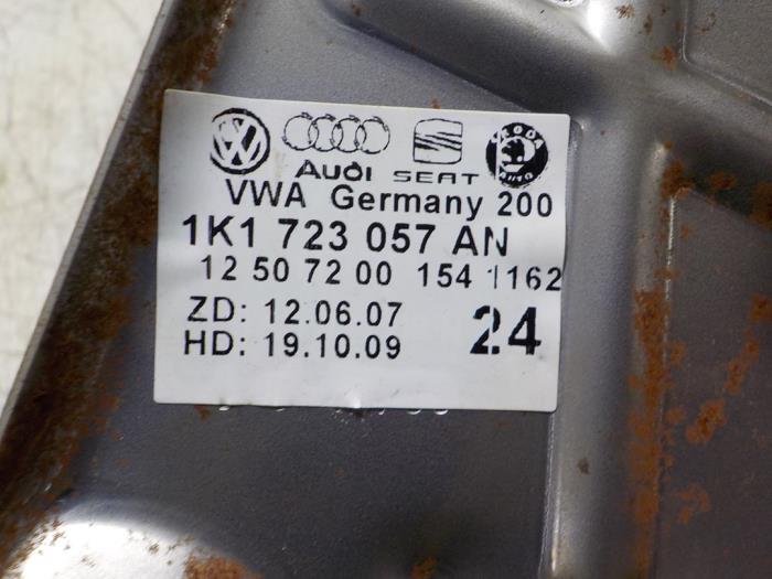 Brake pedal from a Volkswagen Golf VI (5K1) 2.0 GTI 16V 2009