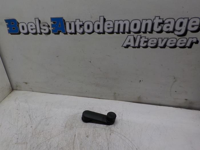 Usados Manivela de ventanilla Renault Megane IV Estate (RFBK) 1.2 Energy TCE 100 Precio € 15,00 Norma de margen ofrecido por Boels Autodemontage