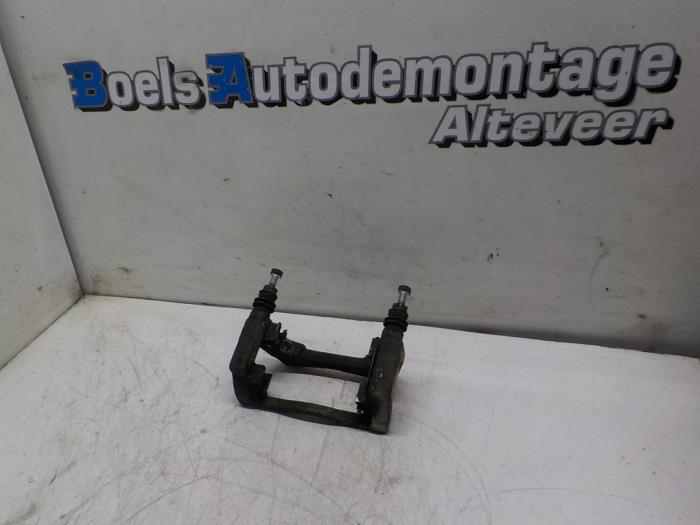 Front brake calliperholder, left from a Renault Clio III Estate/Grandtour (KR) 1.2 16V 2009