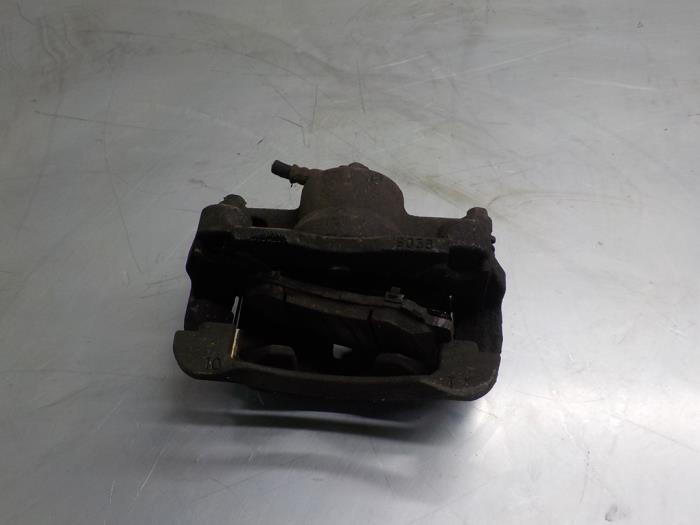 Front brake calliper, left from a Nissan Qashqai (J10) 2.0 16V 2009