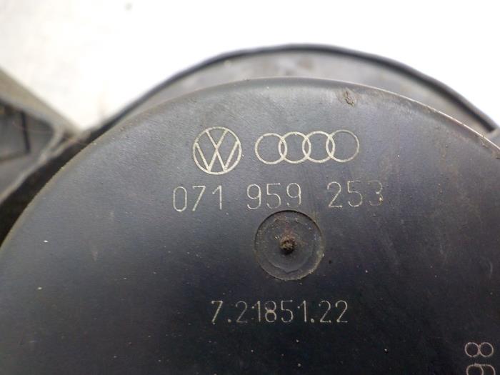 Sekundäre Pumpe van een Volkswagen Bora (1J2) 2.3 V5 1998