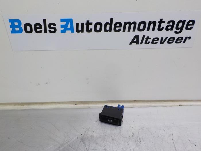 Begagnade ESP-brytare BMW 5 serie (E39) 523i 24V Pris € 10,00 Marginaltabell erbjuds av Boels Autodemontage