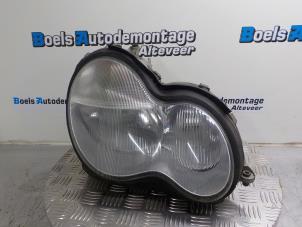 Used Headlight, right Mercedes C (W203) 2.2 C-200 CDI 16V Price € 35,00 Margin scheme offered by Boels Autodemontage
