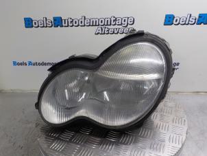 Używane Reflektor lewy Mercedes C (W203) 2.2 C-200 CDI 16V Cena € 35,00 Procedura marży oferowane przez Boels Autodemontage