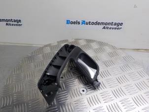 Używane Uchwyt drzwi prawych wersja 2-drzwiowa Volkswagen Polo V (6R) 1.2 12V BlueMotion Technology Cena na żądanie oferowane przez Boels Autodemontage