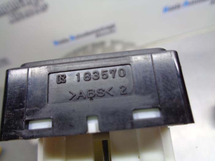 Interruptor de retrovisor de un Mitsubishi Space Star (A0) 1.0 12V 2016
