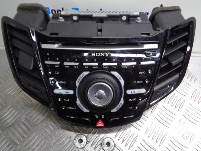 Radiobedienfeld van een Ford Fiesta 6 (JA8) 1.0 EcoBoost 12V 125 2014