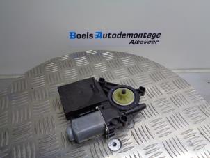 Używane Silnik szyby drzwiowej Volkswagen Golf V (1K1) 1.6 FSI 16V Cena € 35,00 Procedura marży oferowane przez Boels Autodemontage