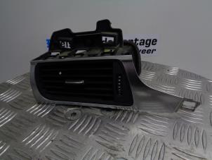 Usagé Aerateur tableau de bord Audi A6 (C7) 3.0 V6 24V TFSI Quattro Prix € 35,00 Règlement à la marge proposé par Boels Autodemontage