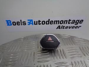 Używane Przelacznik swiatel awaryjnych Opel Corsa E 1.2 16V Cena € 10,00 Procedura marży oferowane przez Boels Autodemontage