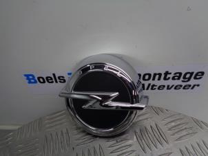 Usados Manija del portón trasero Opel Corsa E 1.2 16V Precio € 50,00 Norma de margen ofrecido por Boels Autodemontage