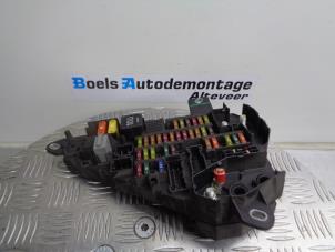 Usagé Porte fusible BMW 5 serie (E60) 530i 24V Prix € 35,00 Règlement à la marge proposé par Boels Autodemontage