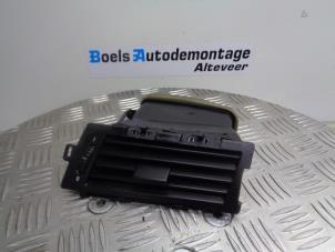 Usados Rejilla de aire de salpicadero BMW 5 serie (E60) 530i 24V Precio € 25,00 Norma de margen ofrecido por Boels Autodemontage