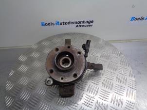 Used Front wheel hub Nissan Note (E11) 1.6 16V Price € 35,00 Margin scheme offered by Boels Autodemontage