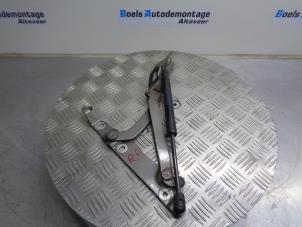 Usagé Charnière hayon Audi A4 Cabrio (B7) 2.0 TFSI 20V Prix € 20,00 Règlement à la marge proposé par Boels Autodemontage