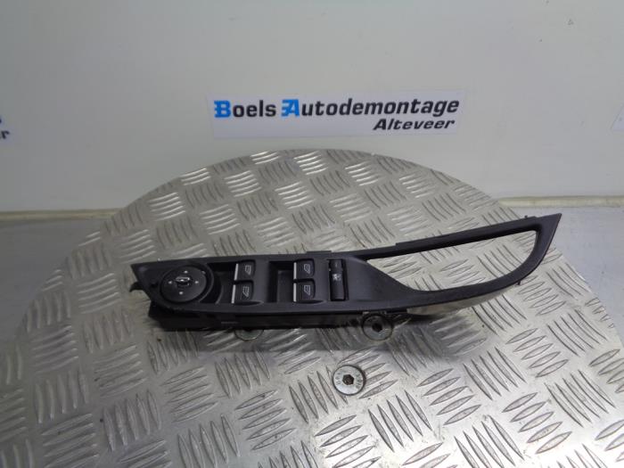 Usados Interruptor combinado de ventanillas Ford Focus 3 Wagon 1.0 Ti-VCT EcoBoost 12V 125 Precio € 50,00 Norma de margen ofrecido por Boels Autodemontage
