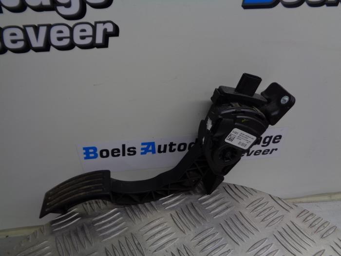 Gaspedal van een Ford Focus 3 Wagon 1.0 Ti-VCT EcoBoost 12V 125 2013