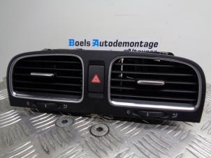 Używane Kratka wentylacyjna deski rozdzielczej Volkswagen Golf VI (5K1) 2.0 GTI 16V Cena € 40,00 Procedura marży oferowane przez Boels Autodemontage