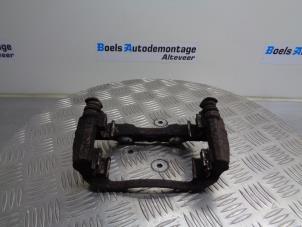 Used Front brake calliperholder, left Peugeot 207/207+ (WA/WC/WM) 1.4 16V VTi Price € 20,00 Margin scheme offered by Boels Autodemontage