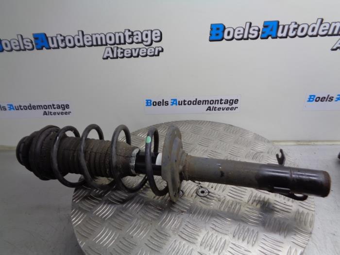 Front shock absorber rod, right from a Peugeot 108 1.0 12V 2015