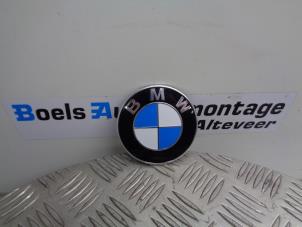 Usados Emblema BMW 1 serie (F20) 118i 1.5 TwinPower 12V Precio € 15,00 Norma de margen ofrecido por Boels Autodemontage