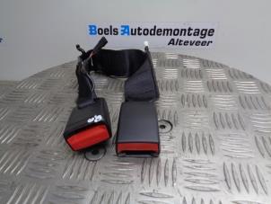 Usagé Insertion ceinture de sécurité arrière centre BMW 1 serie (F20) 118i 1.5 TwinPower 12V Prix € 15,00 Règlement à la marge proposé par Boels Autodemontage