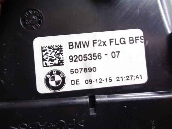 Luftgitter Armaturenbrett van een BMW 1 serie (F20) 118i 1.5 TwinPower 12V 2015