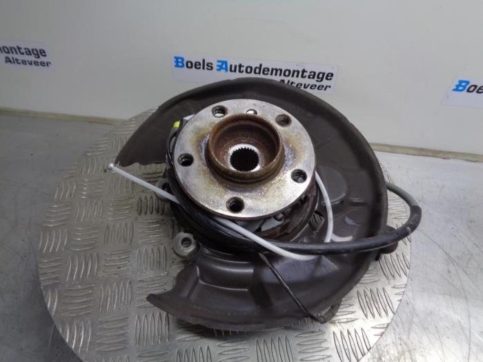 Rear hub from a BMW 1 serie (F20) 118i 1.5 TwinPower 12V 2015