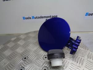 Begagnade Tanklucka Toyota Yaris IV (P21/PA1/PH1) 1.5 12V Hybrid Pris € 50,00 Marginaltabell erbjuds av Boels Autodemontage