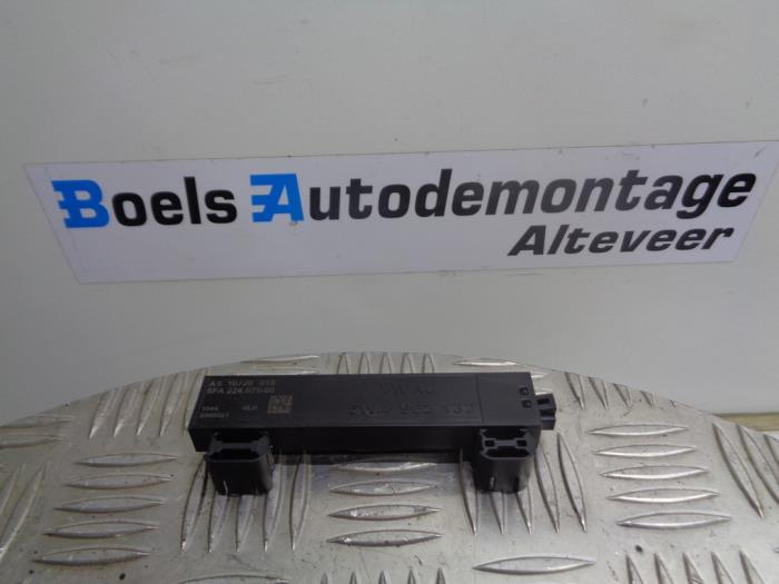 Keyless entry antenna from a Volkswagen Golf VIII (CD1) 2.0 TDI BlueMotion 16V 2020