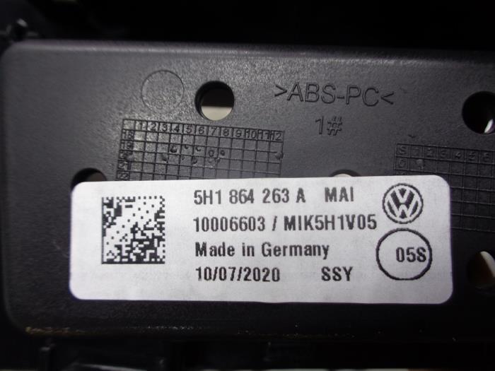 Consola central de un Volkswagen Golf VIII (CD1) 2.0 TDI BlueMotion 16V 2020